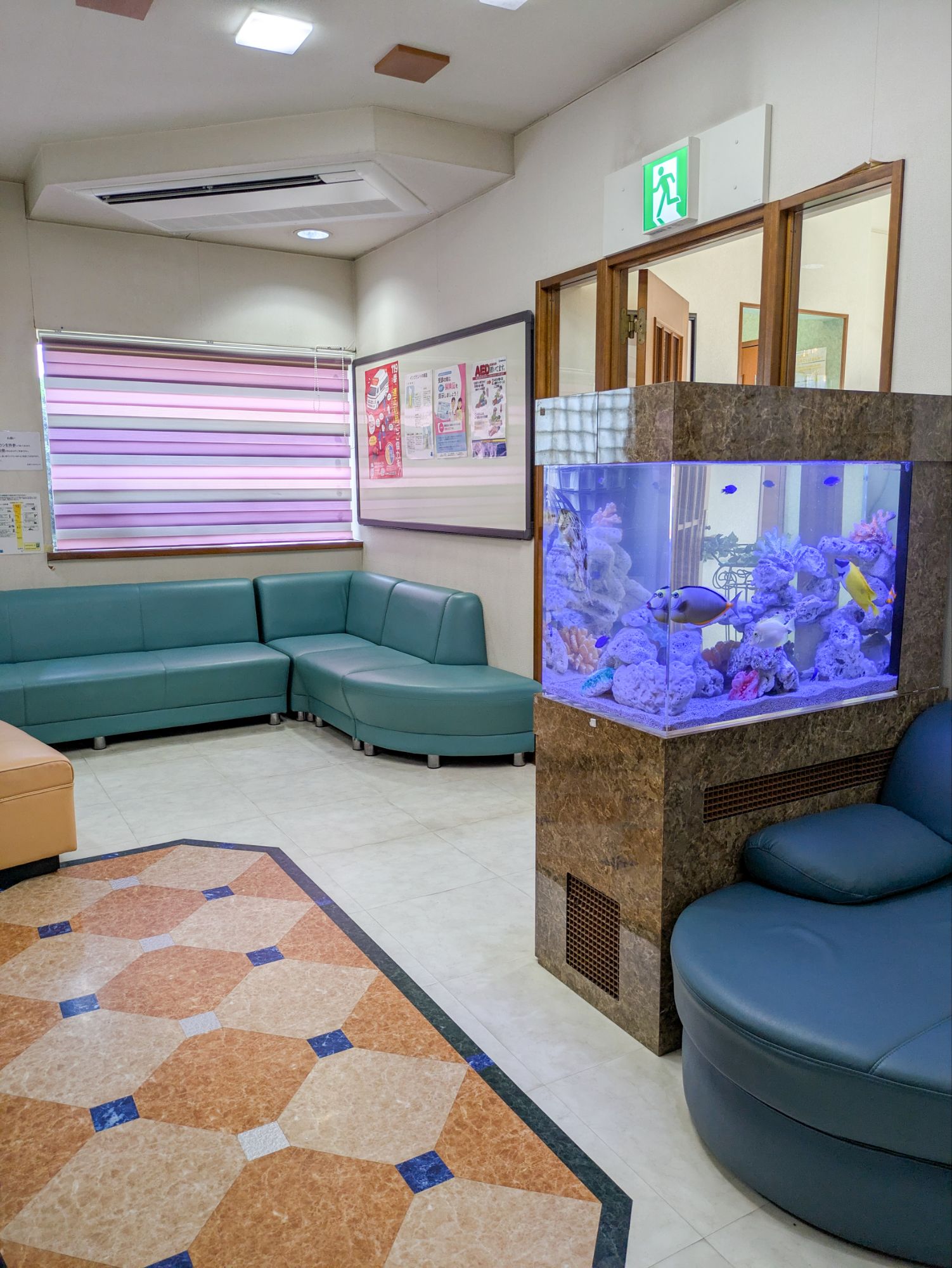 愛知県の歯医者さんに設置されている熱帯魚水槽の設置事例