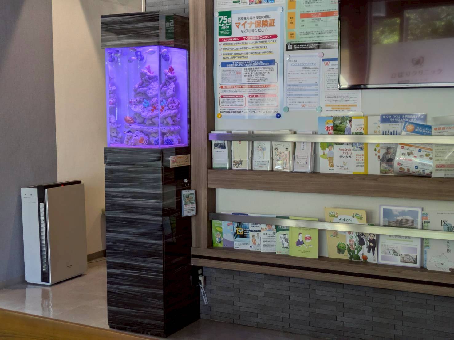 愛知県春日井市の病院に設置されている熱帯魚水槽の写真