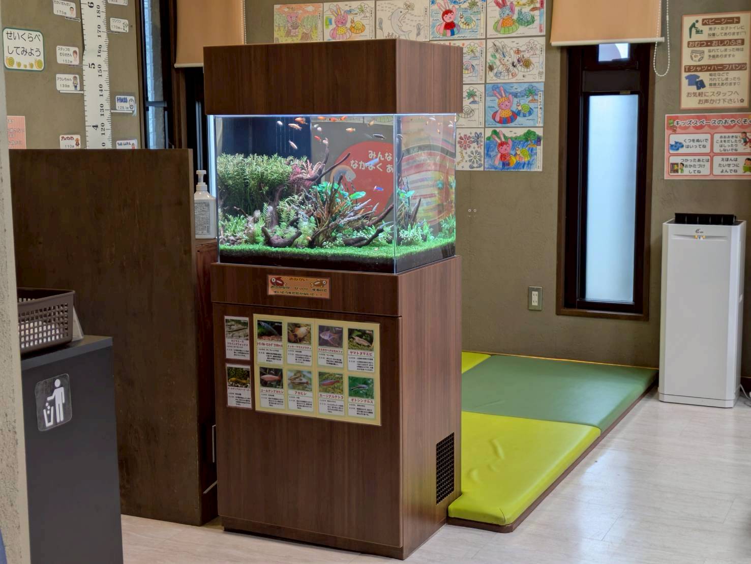 愛知県春日井市の病院の待合室に設置されている熱帯魚水槽