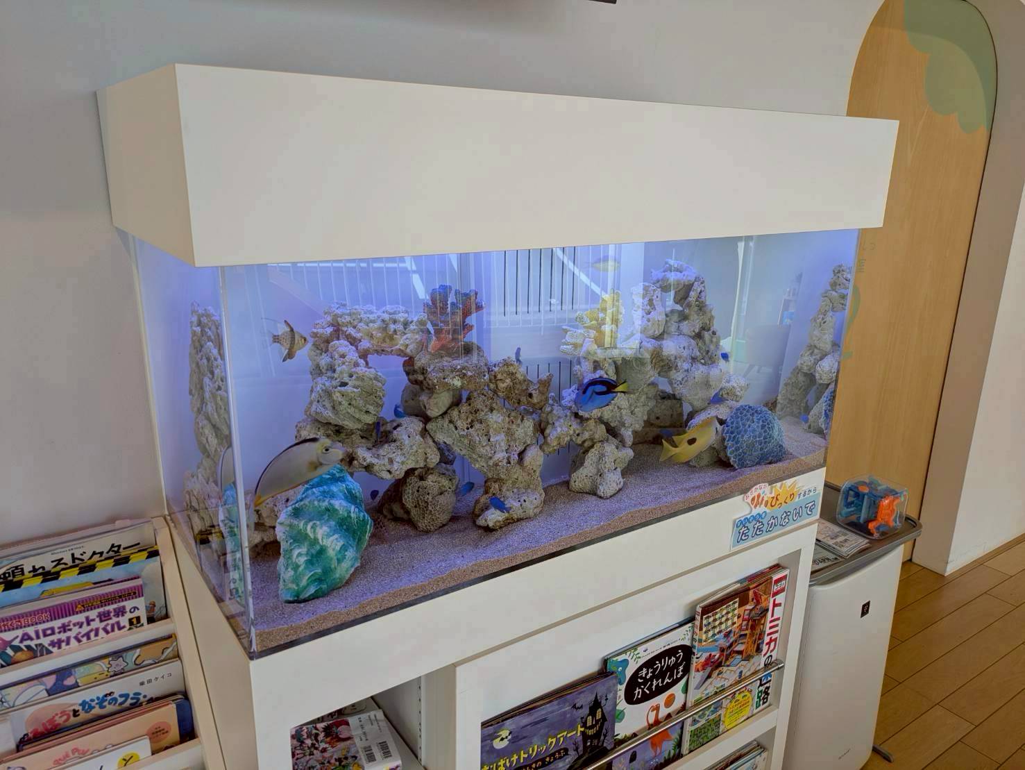 愛知県名古屋市の小児科クリニックの待合室に設置されている熱帯魚水槽