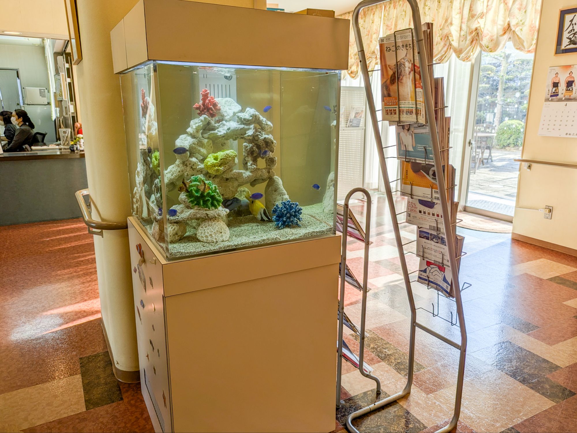 愛知県一宮市の福祉施設の待合スペースに設置してある熱帯魚水槽の設置事例