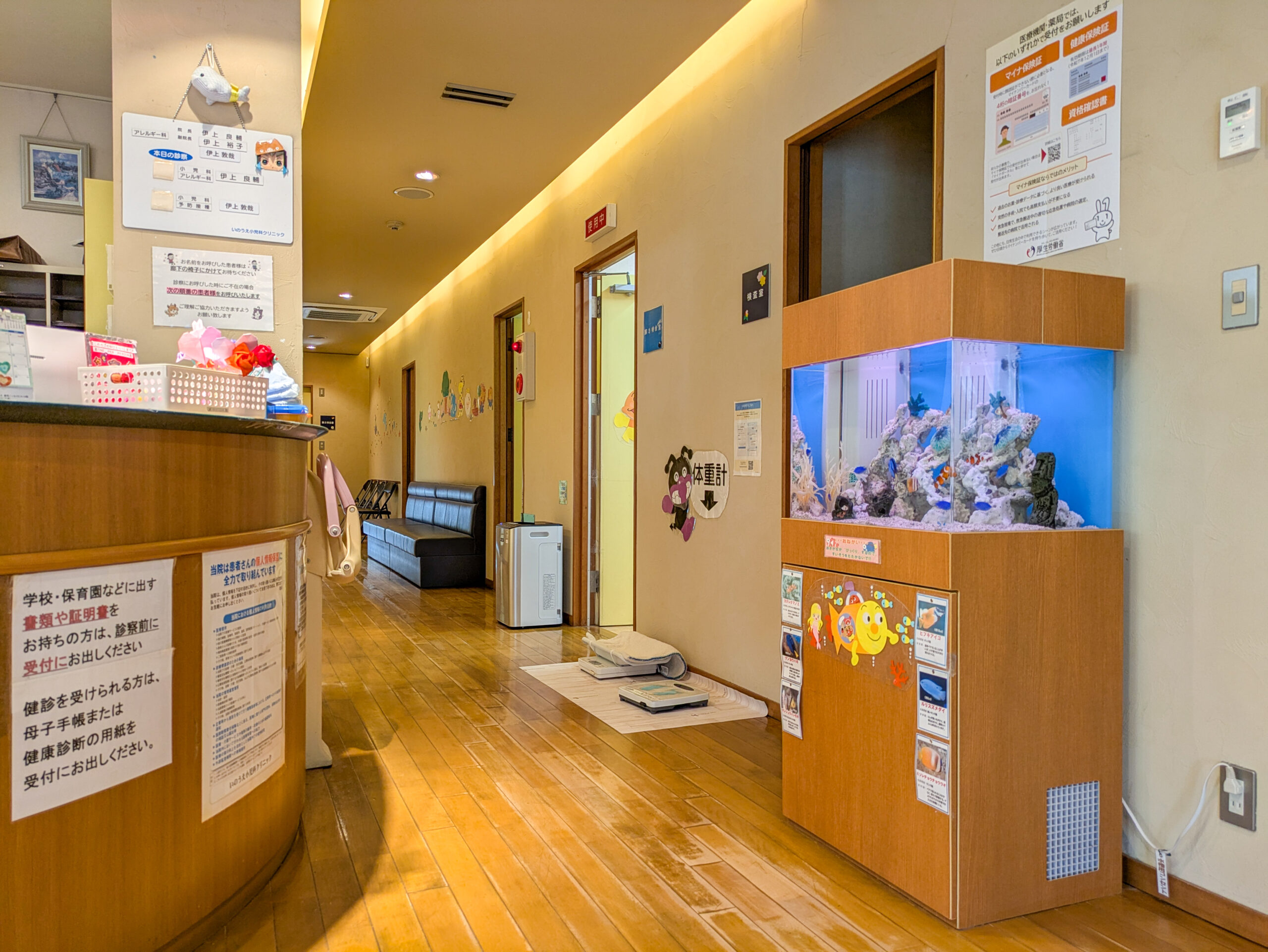 愛知県羽島市の小児科の待合室に設置してある熱帯魚水槽の写真