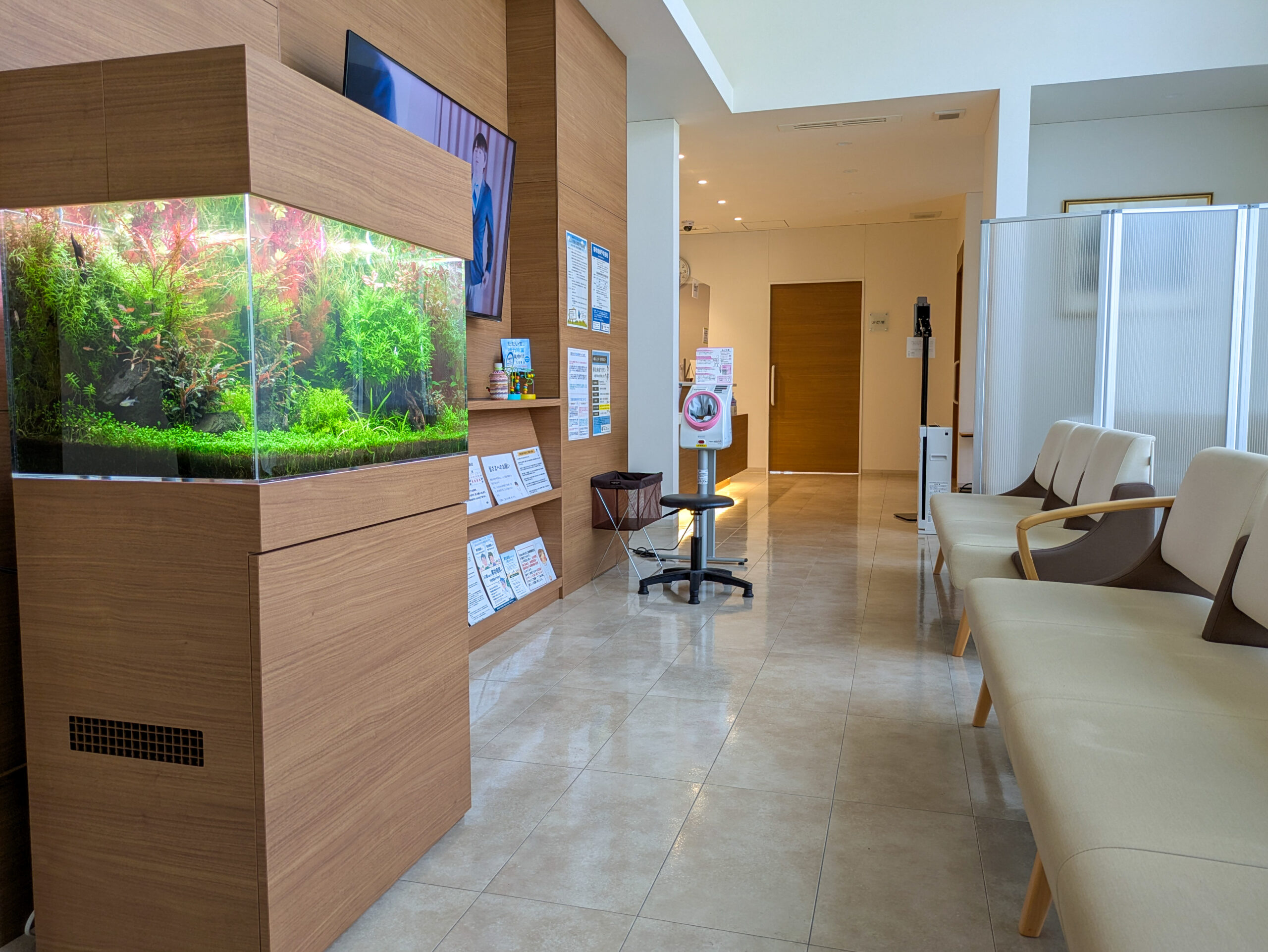 愛知県一宮市の病院待合室に設置してあるレンタル水槽の写真