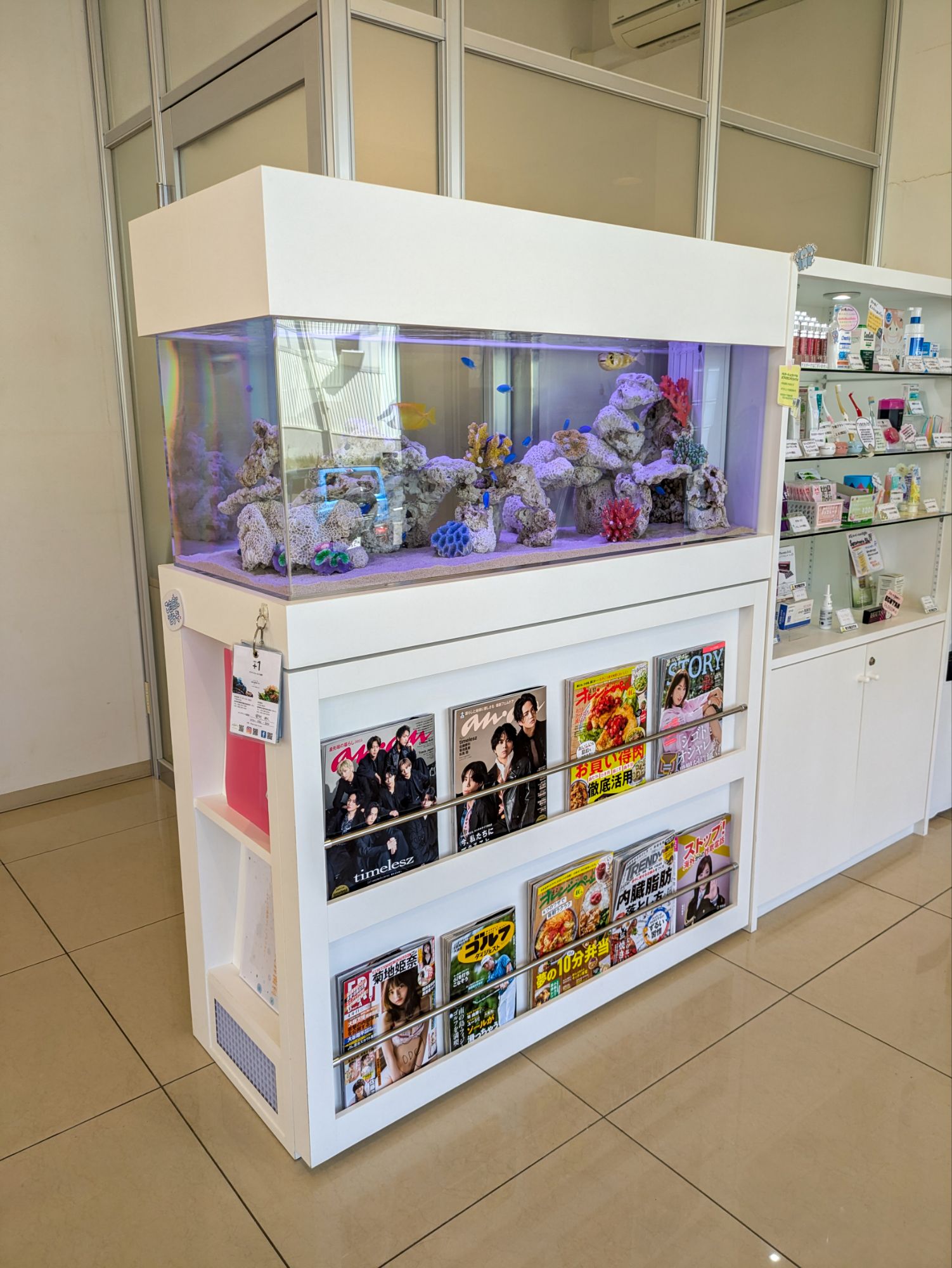 愛知県名古屋市にある歯科医院待合室に設置されている水槽