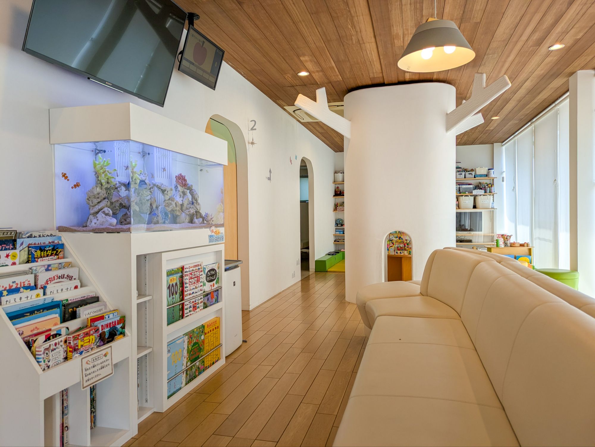 愛知県名古屋市西区のこどもクリニックに設置されている熱帯魚水槽の写真