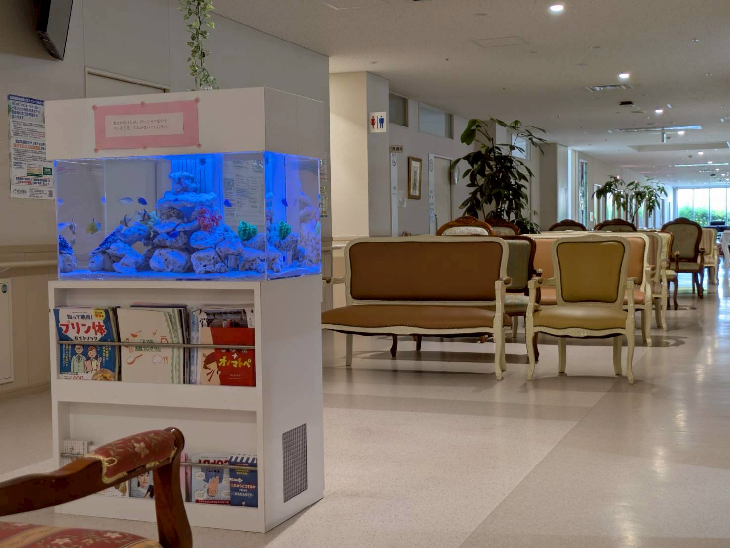 岐阜県岐阜市の病院の待合室に設置してある熱帯魚水槽の設置事例