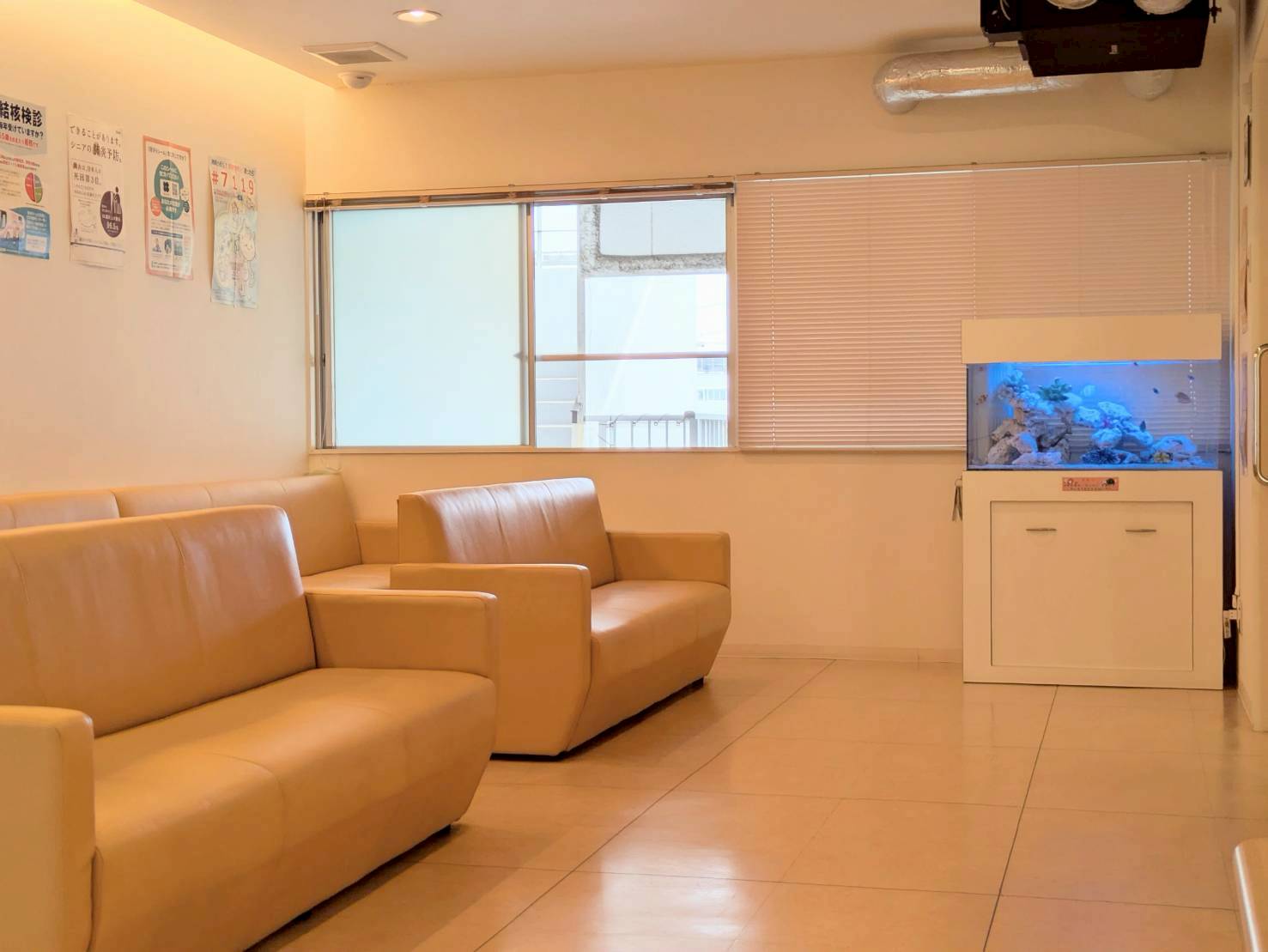 岐阜県のクリニック待合室に設置してある熱帯魚水槽の写真